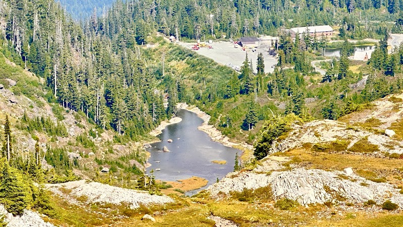 Discover the Beauty of the Chain Lakes Loop: A Hiker's Paradise Near Bellingham surrounding landscape