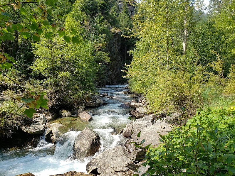 Discovering the Vertical Wonders of Kootenai Canyon: A Climber's Playground surrounding landscape